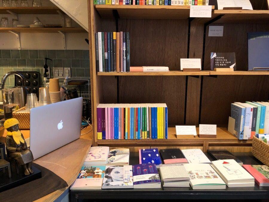 完美的日子的內部，書架上的書籍和舒適的閱讀角落，營造安靜的學習環境。